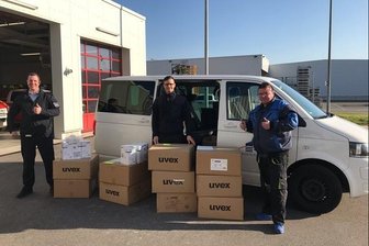 Volkswagen Sachsen spendet Atemschutzmasken und Schutzkittel - Daniel Schlefcke (l.), Leiter der Werksfeuerwer in Zwickau, und Werksfeuerwehrmann Ronny Dunger übergeben Atemschutzmasken, Schutzkittel und Schutzbrillen an Holger Eichmann von der Pleißentalklinik in Werdau.