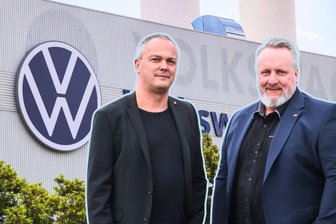 Volkswagen Sachsen und die fehlenden E-Auto-Stückzahlen: „Es war falsch, mit dem Umbau von anderen Werken neben Zwickau zu beginnen“ - Leiten den Gesamtbetriebsrat von Volkswagen Sachsen: Thomas Aehlig, der Vorsitzende, und sein Stellvertreter Olaf Glöckner (r.).