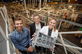 Volkswagen soll Zukunft von Plauener Automobilzulieferer sichern - Gesellschafterin Gina Weber, Geschäftsführer Roger Breu und Betriebsleiter Sören Schreiter (von rechts) in Halle 5 des Standorts an der Schenkendorfstraße: Auf der Fertigungslinie lässt die Weber Holding künftig Zylinderkopfhauben für kleine VW-Motoren produzieren.