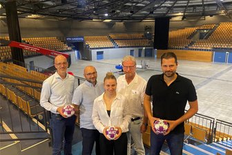 Volkswagen steigt als Sponsor beim BSV Sachsen Zwickau ein – Wie profitieren die Handballerinnen? - Norman Rentsch (rechts), Geschäftsführer des BSV Sachsen Zwickau, freut sich gemeinsam mit BSV-Präsidiumsmitglied Jacek Wasilewski (2. von links) und Handballerin Emma Montag (Mitte) über das Engagement von Volkswagen. Die Unterstützung verkündete Christian Sommer (links) als Leiter der Unternehmenskommunikation in der Stadthalle im Beisein von KultourZ-Geschäftsführer Jürgen Flemming.