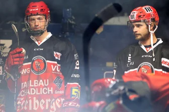 Voll auf Angriff: Eishockey-Wölfe aus dem Erzgebirge stocken ihre Offensivabteilung auf - Valentino Weißgerber (l.) lief für Crimmitschau auch schon in der 2. Liga auf.