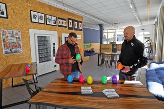 Voll fetzig? - Neues Konzept für den Treffpunkt „Magnet“ in Hohenstein-Ernstthal - Ingo Schelter (links) und Marcel Sonntag machen das „Magnet“ fit für die Eierolympiade.