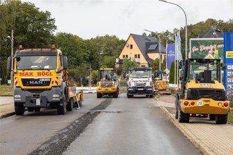 Voll gesperrte Bundesstraße im Erzgebirge: Nur ein Geschäft ist seit Montag noch erreichbar - Der Mittelstreifen auf der B 101 in Schwarzenberg war bereits Montagmittag verschwunden.
