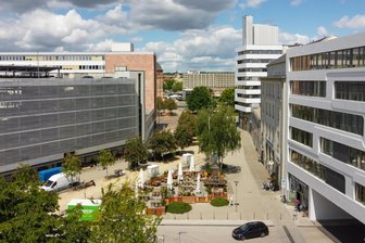 Voll vermietet: Der Chemnitzer Johannisplatz bietet was für Kopf, Bauch und Fuß - Die Ratsstube neben dem Johannisbrunnen hat bereits Außengastronomie. In diesem Jahr kommt das Poseidon weiter hinten dazu.