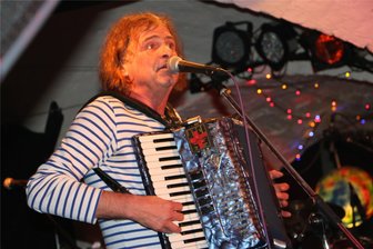 Vollblutmusiker Wenzel auf der Theaterbühne in Bad Elster - Wenzel mit Akkordeon. Am Sonntag steht er auf der Bühne des König-Albert-Theaters Bad Elster.