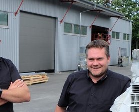 Volle Auftragsbücher und kaum Zahlungsausfälle - Die Geschäftsführer Steve und Sören Wagner (von links) vor der 600 Quadratmeter großen neuen Halle des neuen Logistikzentrums.