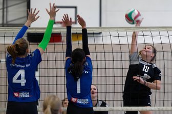 Volle Ausbeute: Volleyballmannschaften des SV Union Milkau gewinnen ihre letzten Partien des Jahres - Roswitha May (r.) und die Milkauer Frauen haben beim letzten Heimspieltag des Jahres zwei 3:0-Erfolge eingefahren.