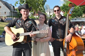 Volle Bänke beim Kultursommer in Oelsnitz - Kevin Cash and The Cattlemen – im Bild (v. l.) Ben Weber, Anna-Lena Eckert und Kevin Cash.