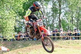 Volle Dröhnung auf der Halde - Flugshow: Max Nagl ließ es auf der Lugauer Halde richtig krachen und dominierte beide Läufe des Hauptrennens.