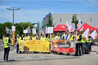 "Volle Flaschen, leere Versprechen": Bei Lichtenauer Mineralquellen erstmals Streik für Westlohn - Mehr als 50 Beschäftigte der Lichtenauer Mineralquellen haben am Mittwoch vier Stunden lang die Arbeit niedergelegt. 