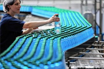 "Volle Flaschen, leere Versprechen": Tarifstreit bei Lichtenauer Mineralquellen beendet - Lebensmitteltechnikerin Madlen Fiedler überwacht eine Abfüllanlage in den Lichtenauer Mineralquellen. Zur Hassia-Gruppe gehören nach eigenen Angaben elf Betriebe mit 1750 Beschäftigten. 