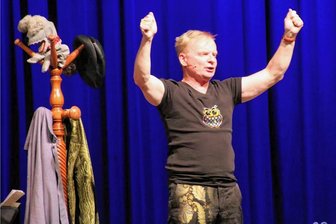 Volle Hütte im Tivoli Freiberg: Uwe Steimle mit Geduld und Spucke - Mit Liedern von gestern durch das Heute: Uwe Steimle trat am Donnerstagabend in einem restlos ausverkauften Freiberger Tivoli auf. 