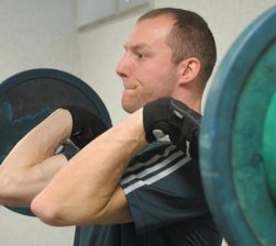 Volle Kraft voraus - Nach der Devise "Der Wintersportler wird im Sommer gemacht" stemmte Eissprinter Nico Ihle in der Saisonvorbereitung fleißig Gewichte im Kraftraum.