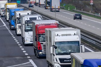 Volle Lkw-Stellplätze: Verkehrsclub warnt vor Gefahr auf A 72 im Vogtland - Ein steigendes Güteraufkommen sorgt auch für mehr Lkw auf den Autobahnen und damit auf den Rastplätzen.