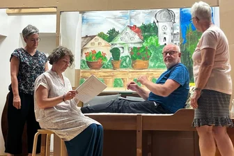 Volle Säle für „Muddi streikt“: Königswalder Dorftheater setzt Zusatztermin an - Seit Februar schon proben die Hobbyschauspieler für das neue Stück „Muddi streikt“.