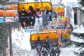 Volle Sessellifte am Keilberg in Tschechien - wann öffnen Sachsens Skigebiete? - Bequem nach oben in der Vierersesselbahn: Am Keilberg in Tschechien, hier am zweiten Weihnachtstag, läuft die Skisaison auf Hochtouren. Auch aus Deutschland kommen viele Gäste über die Grenze.