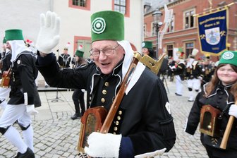 Volle Straßen, gezückte Handys und kurze Mikroaussetzer auf dem Domhof: Das war die Bergparade in Zwickau - Gute Laune ist garantiert bei der Parade durch die Stadt.