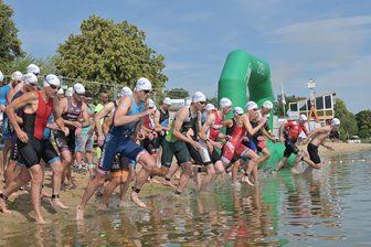 Volle Teilnehmerfelder und beste Wetteraussichten: Macher des Koberbachtal-Triathlons haben schon vor dem Start ein Lächeln im Gesicht - So wie hier beim Schwimmstart 2023 dürfte am Freitag und Samstag viel Sonnenschein den Koberbachtal-Triathlon begleiten.