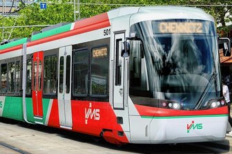 Volle Züge zwischen Chemnitz, Thalheim und Aue: Verkehrsverbund prüft Einsatz extralanger Bahnen - Ab Sommer 2026 sollen solche Bahnen der neuesten Generation auf den Strecken des Chemnitzer Modells zum Einsatz kommen. Der Verkehrsverbund Mittelsachsen hat dazu in diesem Jahr 19 Fahrzeuge bestellt.