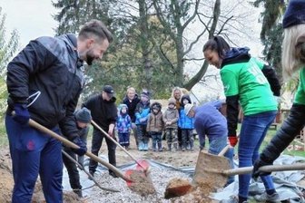 Voller Einsatz in der Matschgrube - Die Envia-M-Aktion machte es möglich, viele halfen mit: Die Matschgrube der Kita "Spatzennest" ist wieder wie neu. 