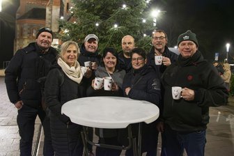 Voller Kirchplatz in Bad Elster: So gut kam der erste Adventszauber an - Anett Brand aus Chemnitz (dritte von rechts) und ihre Freunde aus Zschopau sowie Bernd Stepahn (rechts) aus Leisnig waren vom ersten Adventszauber begeistert.