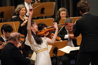 Voller Leidenschaft: 17-jährige Geigerin aus Kanada gewinnt Wettbewerb in Markneukirchen - Corina Deng hat den Internationalen Instrumentalwettbewerb im Fach Violine gewonnen.