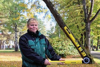 Voller Zuneigung gealtert: Der schiefe Baum von Zwickau - Sophie Öhler (21), Gärtnerin im Garten- und Landschaftsbau, misst den Neigungswinkel der Linde. Ergebnis: 45 Grad. 