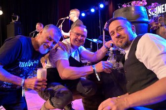 Volles Haus bei der Steigerkirmes in Schneeberg - Rene Richter (li.) beim Bierfass-Anstich mit Bürgermeister Ingo Seifert (Mitte) und Denny Helmer.