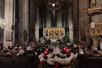 Volles Haus bei nächtlicher Orgelvesper im Zwickauer Dom: Erbauung statt TV-Unterhaltung - Heilige Nacht im Zwickauer Dom: Das festliche Programm mit weihnachtlicher Musik von Bach bis Reger verzauberte das Publikum.