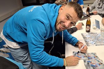 Volles Haus beim CFC-Stammtisch - Niclas Erlbeck schrieb fleißig Autogramme. Foto: Knut Berger