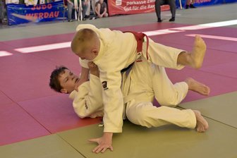 Volles Haus beim Sparkassen-Cup: Judo-Talente aus ganz Deutschland sorgen für Teilnehmerrekord - Bei seinem Kampf gegen Dauerrivale Bruno Richter (oben) vom Chemnitzer PSV musste sich der Werdauer Tom Mocker knapp geschlagen geben.