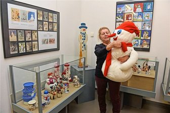 Volles Haus in den Ferien, tote Hose am Wochenende: Wie kleine Museen um Besucher kämpfen - Im Museum Die Weberei in Oederan ist eine Sonderausstellung dem winterlichen Gesellen Schneemann gewidmet. Sammlerin Sonja Voigt zeigt einige ausgewählte Exemplare ihrer 5000 Stücke zählenden Sammlung. 