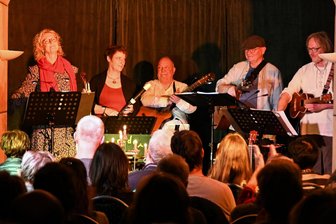 Volles Haus mit Holderfolk: Die nächsten Konzerte im Ratskeller in Hainichen - Volles Haus am Sonntag im Ratskeller Hainichen. Bei Holderfolk und Jörg Kokott (3. v. l) waren rund 100 Besucher im Kellergewölbe unter der Sparkasse.