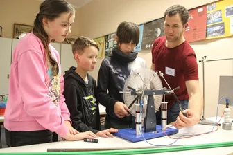 Volles Haus zum Tag der offenen Tür an der Oberschule Oederan - Physiklehrer Christian Reichert (von rechts) zeigt Vanessa, Till und Jasmin, wie die Influenzmaschine Blitze erzeugt.