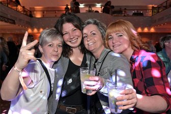 Volles Haus zur Ü-30-Party in Schneeberg - Peggy von Jagemann, Franziska Kreutel, Anja Wienhold und Nicole Offenderlein (v. l.) bei der Ü-30-Party.