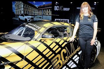 Volles Programm auf und neben der Strecke - Rennfahrerin Sophie Hofmann aus Waldenburg bei der Präsentation ihres neuen Teams für die Saison 2023.