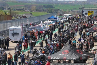 Volles Programm beim Saisonauftakt des Fördervereins Sachsenring - Andrang in der Boxengasse zum „Warm Up“ im vergangenen Jahr.