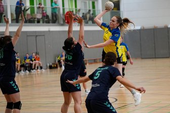 Volles Programm für Annaberger Handballer am Samstag - Nach der Niederlage in Penig steht der Abstieg für Joy Tennert (beim Wurf) und die Frauen des HC Annaberg-Buchholz fest.