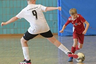 Volles Programm in Eckersbach - Spielszene aus der D-Jugend-Partie zwischen Fortschritt Glauchau und dem ESV Lok Zwickau. Beide Mannschaften verpassten beim Eckersbacher Winterpokal den Sprungs ins Halbfinale. 