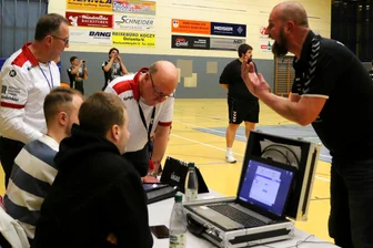 Volleyball, 3. Liga: Schlusslicht VSV Oelsnitz schrammt haarscharf am zweiten Saisonsieg vorbei - Heiße Diskussionen um Regelfragen mit dem Kampfgericht: „VSV-Vulkan“ Alexander Krug (rechts) brodelte wieder einmal.