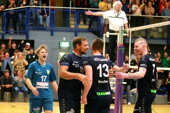 Volleyball, 3. Liga: VSV Oelsnitz knackt fast den Spitzenreiter - Tolle Leistung: Die Drittliga-Volleyballer des VSV Oelsnitz jubeln hier nach einem Punktgewinn gegen Spitzenreiter TSV Eibelstadt.