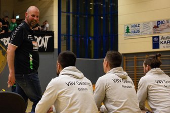 Volleyball, 3. Liga: VSV Oelsnitz möchte seinen Fans Danke sagen - Alexander Krug (Trainer VSV Oelsnitz, links) beim letzten Heimspiel im Gespräch mit den verletzten Spielern Christian Böhm, Tim Neuber und Roman Günther.