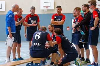 Volleyball: „Altmeister“ aus St. Egidien trumpfen bei der Sachsenmeisterschaft auf - Trainer Detlef May (links) stand diesmal für St. Egidien in der Sachsenklasse mit auf dem Feld.