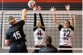 Volleyball-Bezirksliga der Frauen: Doppelter Heimsieg für den VfB Schöneck - Die Schöneckerinnen Sveja de Bernardo (Mitte) und Jasmin Stapelfeldt (rechts) versuchen hier, einen Angriffsschlag der Ebersdorferin Katharina Weiß zu blocken.