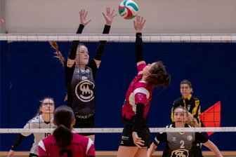 Volleyball-Bezirksliga: Siltronic-Damen können Freiberger Stadtderby knapp für sich entscheiden - Knapp durchgesetzt: Die Damen des SV Siltronic Freiberg um Katharina Schäfer (M.) bezwangen den Lokalrivalen 1. VVF nach hartem Kampf mit 3:2.
