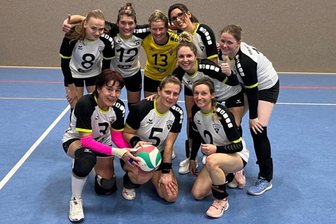 Volleyball-Bezirksliga: VfB Schöneck behält nur einen Punkt zu Hause - Auch wenn beim Heimspieltag nur ein Punkt auf die Habenseite wanderte: Die Volleyballerinnen des VfB Schöneck sind frohen Mutes.
