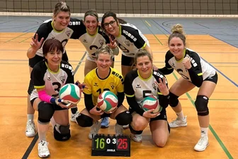 Volleyball-Bezirksliga: VfB Schöneck springt auf Rang 3 - Die Volleyballerinnen des VfB Schöneck feiern ihren 3:0-Erfolg beim TuS Ebersdorf.