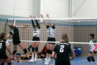 Volleyball-Bezirksliga: VfB Schöneck verliert zweimal - Gegen Union Milkau gingen die Schöneckerinnen komplett leer aus. Hier führt der Block von Madeline Dick (links) und Nelly Zimmer nicht zum Erfolg.