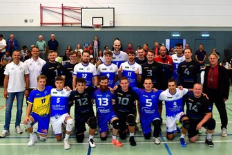 Volleyball: Bundesligist hatte beim VSV Eintracht Reichenbach ordentlich zu tun - Ein fairer Kampf: Nach dem Spiel schossen beide Teams noch ein Gruppenfoto. Die L.E. Volleys (in Blau-Weiß) hatte sich gegen die Reichenbacher mit 3:0 den Einzug in den Regionalpokal erspielt.