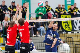 Volleyball: Dem VSV Oelsnitz geht ausgerechnet beim Matchball das Glück aus - Das starke Comeback von VSV-Akteur Paul König (rechts) wurde nicht von einem Sieg gekrönt.